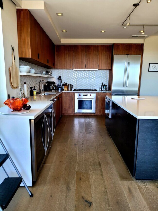 Building Photo - Sept '24 to Nov '24 (2 or 3 moths) Furnish...