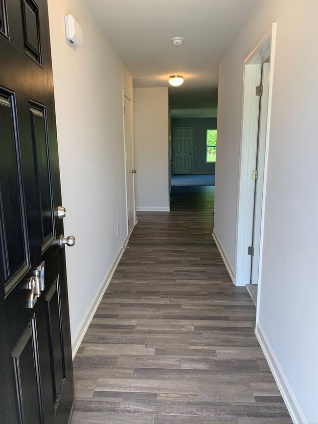 Building Photo - Four Bedroom Home!