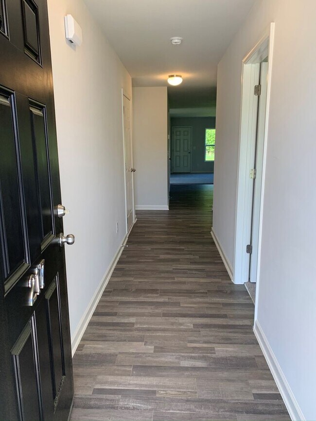 Foto del edificio - Four Bedroom Home!