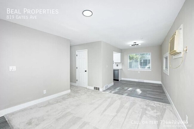 Building Photo - 819 Gates Ave