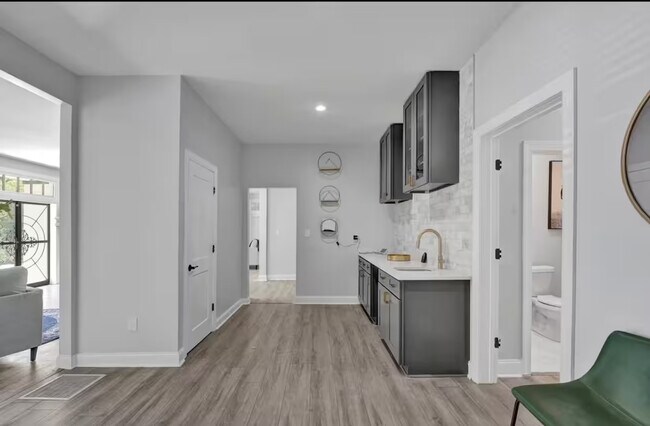Foto del edificio - 1179 E Pkwy S-