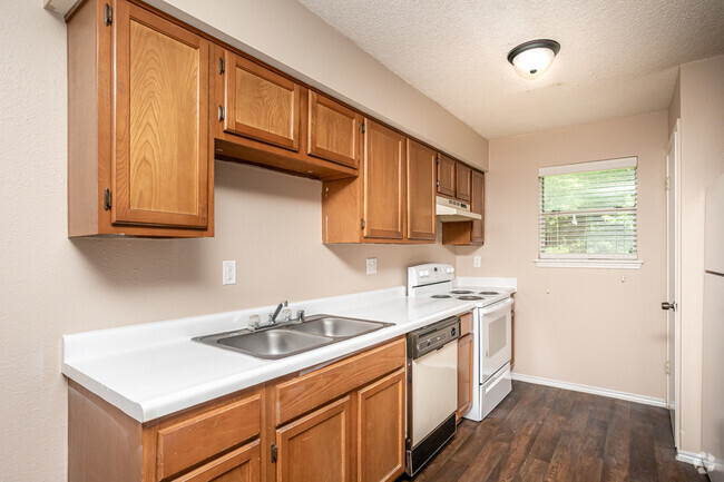 1BR, 1BA - 700SF - Oakhurst Apartments