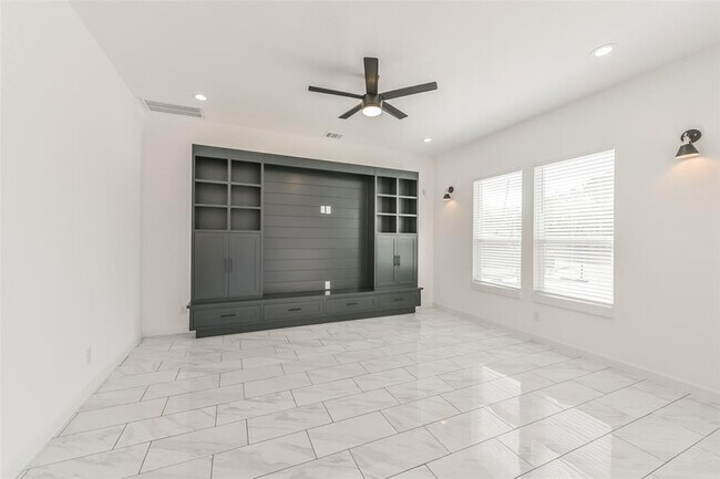 Building Photo - 5905 Crest Ct