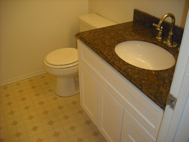 Building Photo - Gorgeous 2 story 2 bedroom 2 bath Townhome