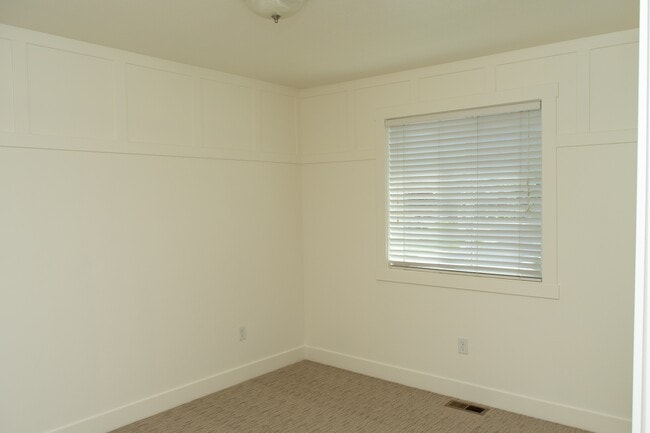Building Photo - 1547 N 400 W