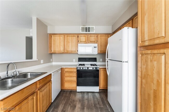 Building Photo - 5710 E Tropicana Ave