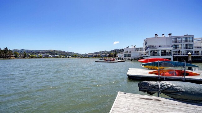 Foto del edificio - 1220 Shelter Bay Ave