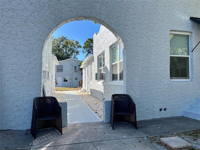 Building Photo - 618 25th St W