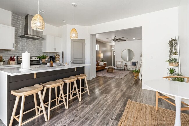 Building Photo - 2092 W Bella Ln