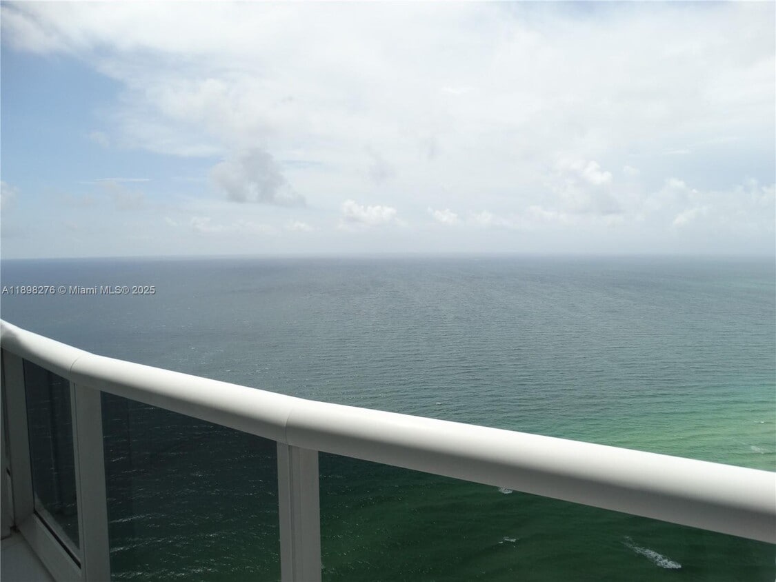 Foto principal - 15901 Collins Ave