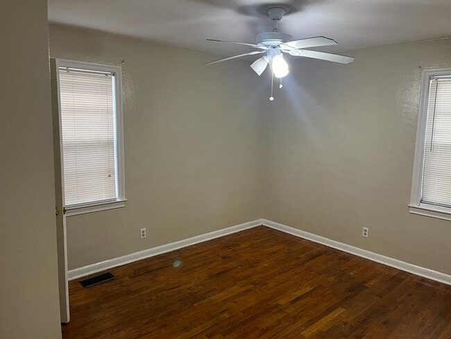Building Photo - 3 bed/ 1 bath house, fenced-in yard! Avail...