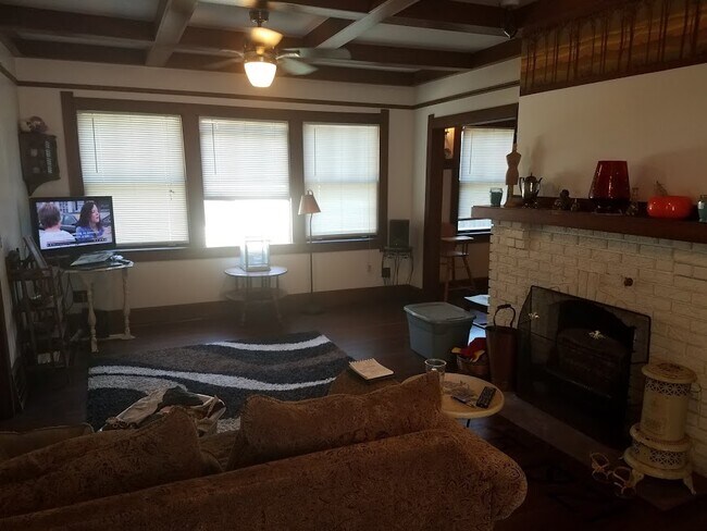 Sala de estar con vigas en el techo. - 1801 E 12th St