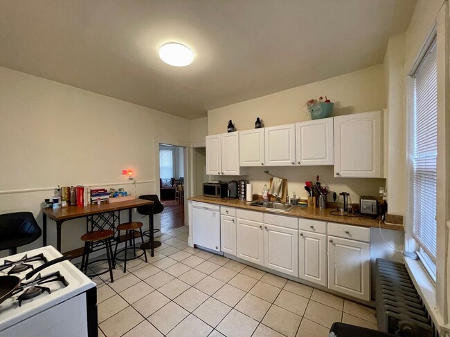 Building Photo - Newly renovated 3 bed unit next to the Gre...