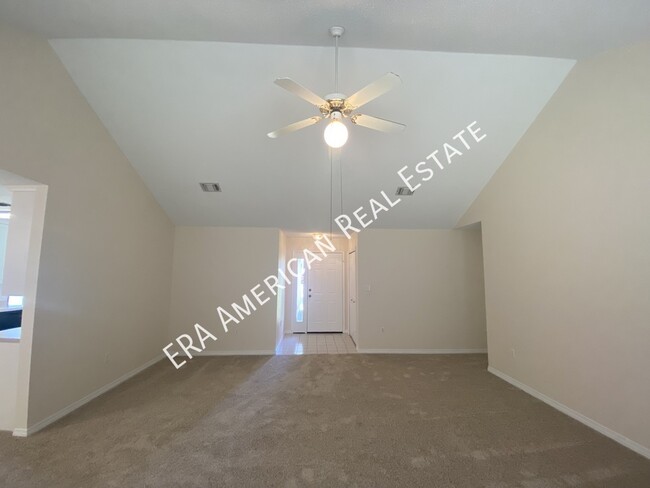 Foto del edificio - 7468 Woodmont Rd