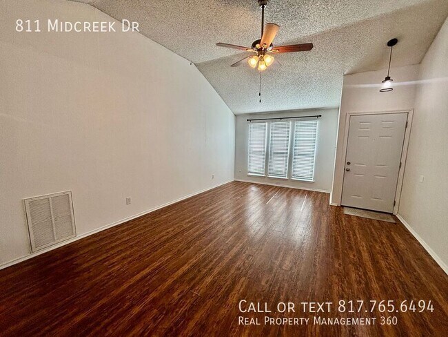 Foto del edificio - 811 Midcreek Dr