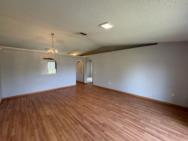 Building Photo - 3Bed/2Bath Home and 2-car garage!!!