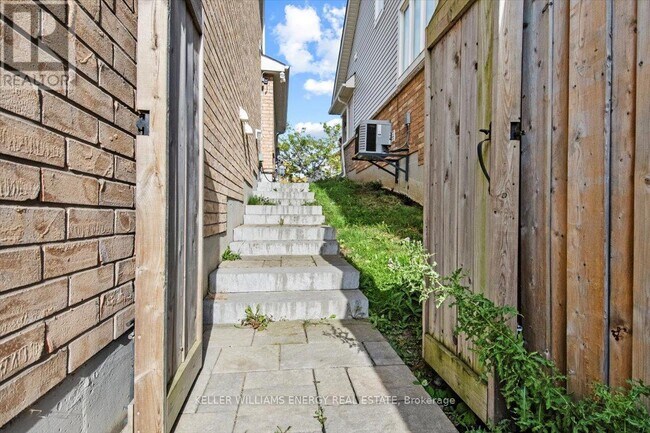 Building Photo - 213 Glenabbey Dr