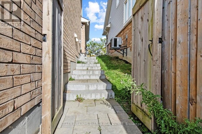 Building Photo - 213 Glenabbey Dr