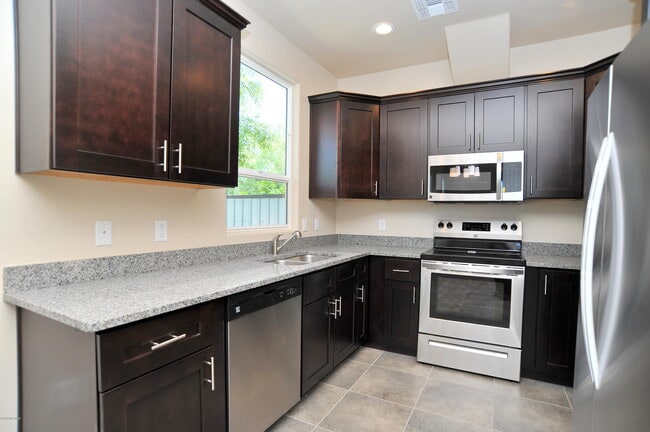 Building Photo - 1218 E Blacklidge Dr