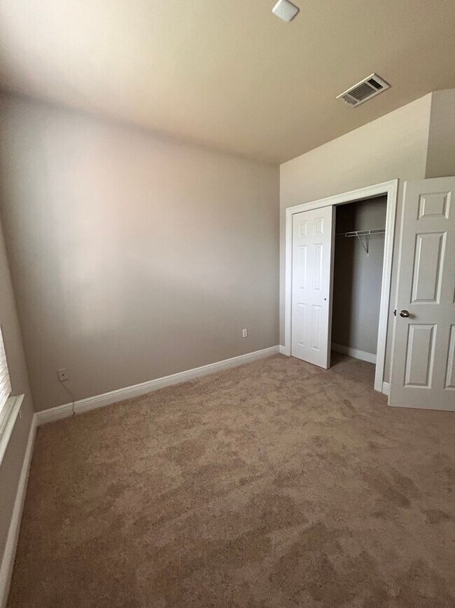 Foto del edificio - 5206 Lone Pine Ln