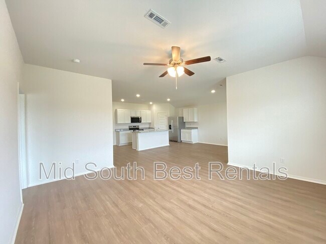 Foto del edificio - 45 Kelton Ln