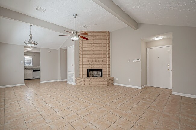 Foto del edificio - 7111 Village Lake Dr