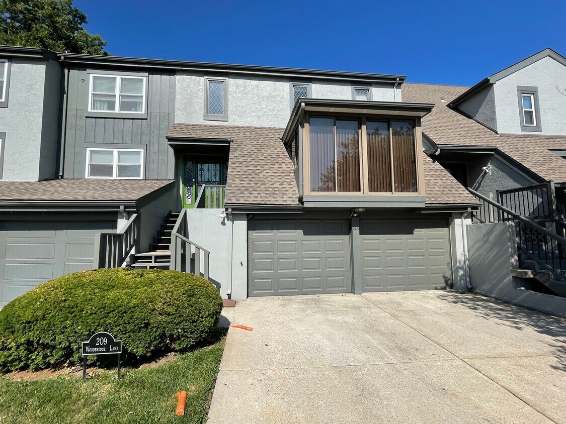Primary Photo - Beautiful 3 bed 3.5 bath townhome in KCMO