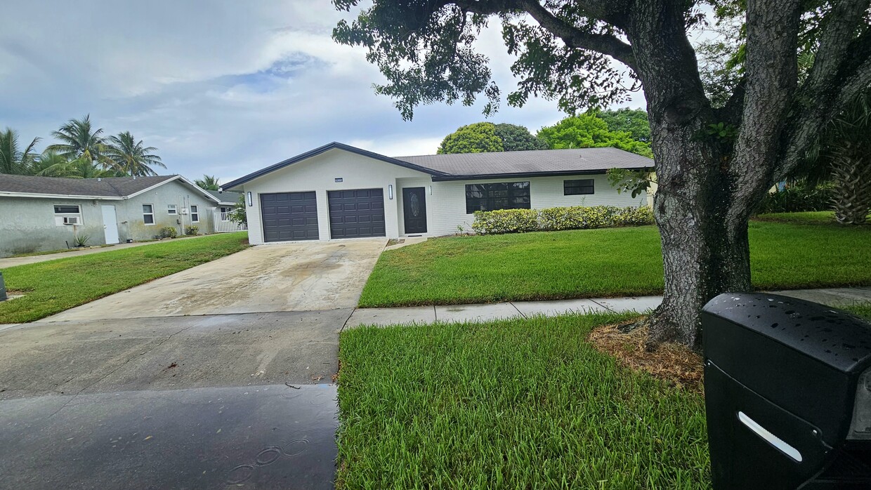 Primary Photo - 2015 Echo Lake Dr