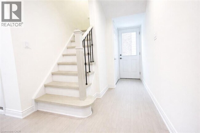 Photo du bâtiment - 384 Westwood Dr