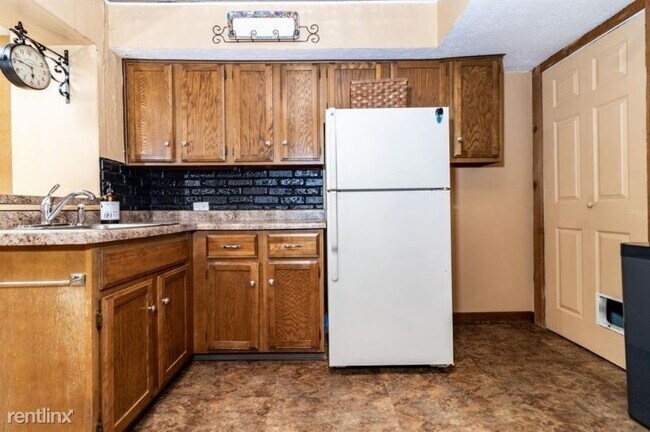 Foto del edificio - 3 br, 1 bath Townhome - 321 Broadmoor Ave