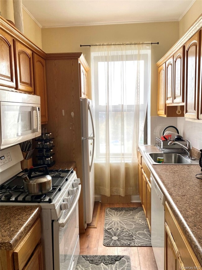 Building Photo - 36 Echo Ave