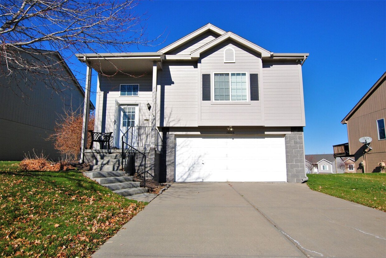 Primary Photo - 3 bedroom / 2 Bath in Millard!