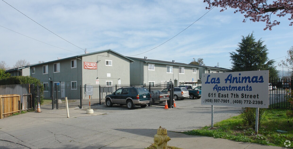 Building Photo - Los Animas Apartments