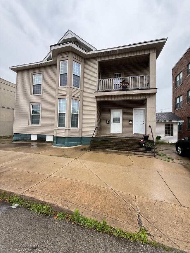 Building Photo - Downstairs 2 bedroom 1 bath $775 a month