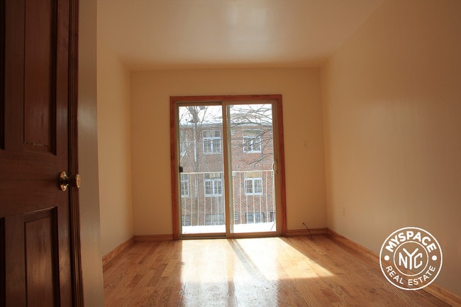 Building Photo - 656 Maple St