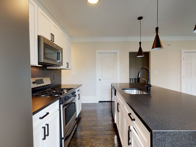 Building Photo - Awesome 5 bed 2 bath in Mission Hill.....