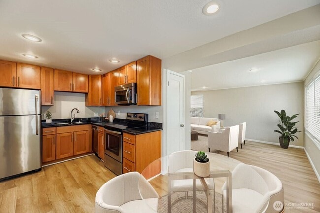 SHORT TERM ONLY Private Oasis Near Green L... - SHORT TERM ONLY Private Oasis Near Green L... House