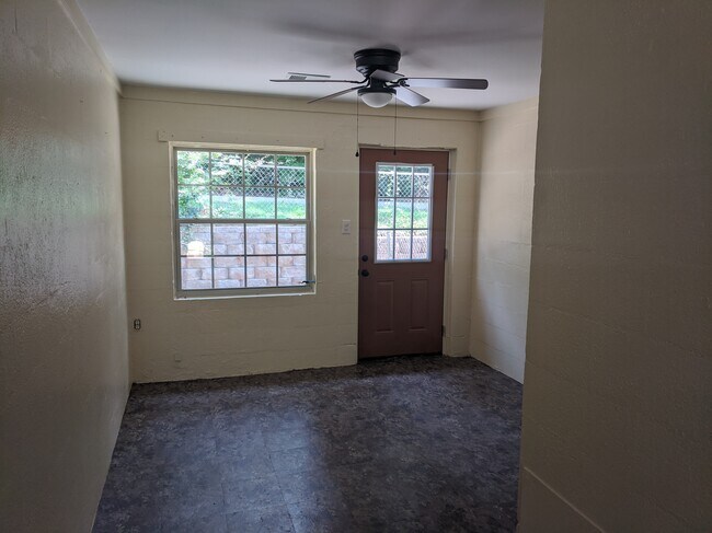 Entrada/Salida del patio - 106 Oakhill St