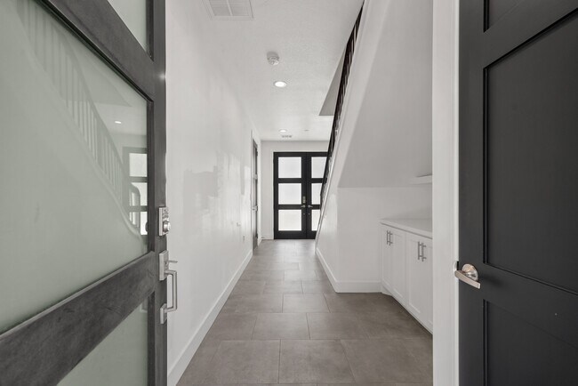 Foto del edificio - 5345 Larkin St