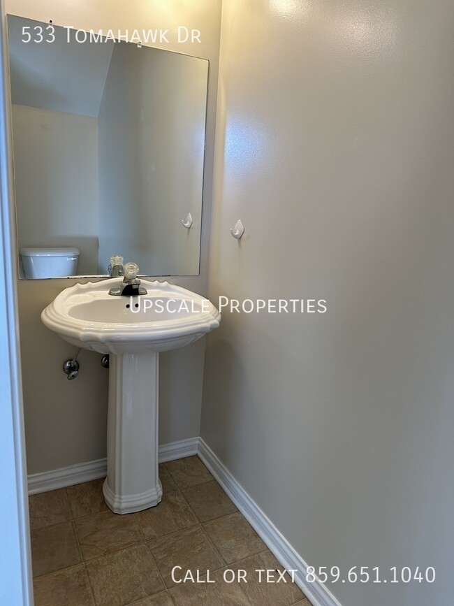 Building Photo - 533 Tomahawk Dr