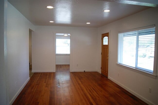 Building Photo - 1017 Sunset Ave