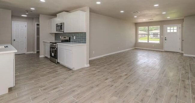 Building Photo - 3828 Anderson Villa