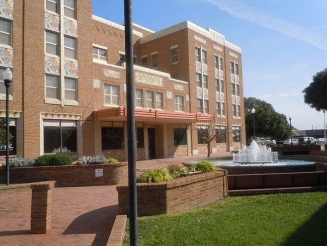 Foto del edificio - 303 N Kansas Ave