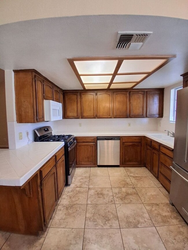Building Photo - 1681 E Shea Dr