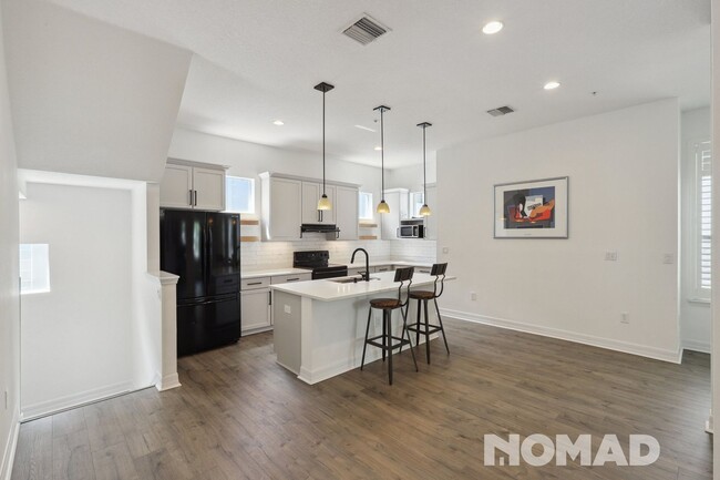 Building Photo - Stylish 3BR Townhome in Tampa