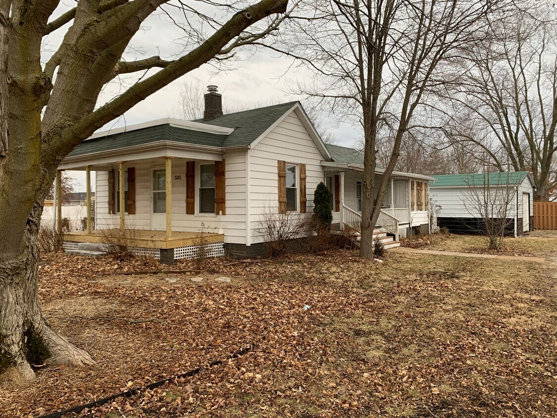Primary Photo - THREE BEDROOM HOME IN NEW BERLIN