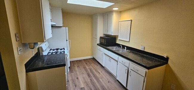 Foto del edificio - PRICE REDUCED!!!! Cozy 2 bed 1 bath