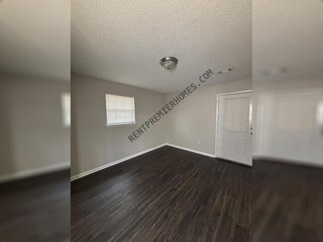 Building Photo - 608 Sandy Dr
