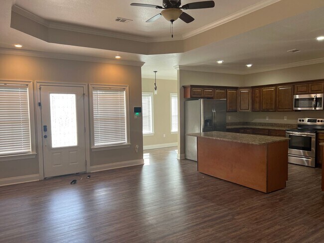 Foto del edificio - 1516 High School Dr