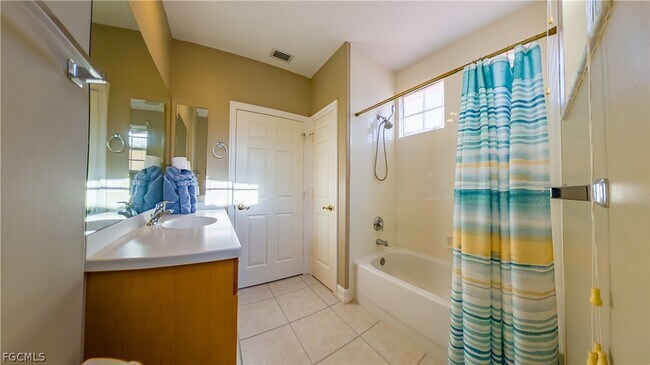 Foto del edificio - 5626 Cape Harbour Dr